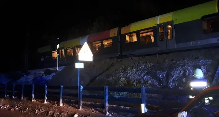 Treno deragliato in val Pusteria L'appello: «Restate a casa»