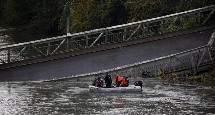 Ponte crolla nel fiume: morta una 15enne