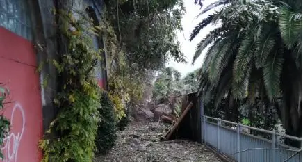 Chiusa la statale Riva-Torbole cadono massi sulla Baia Azzurra anche oltre la pista ciclabile