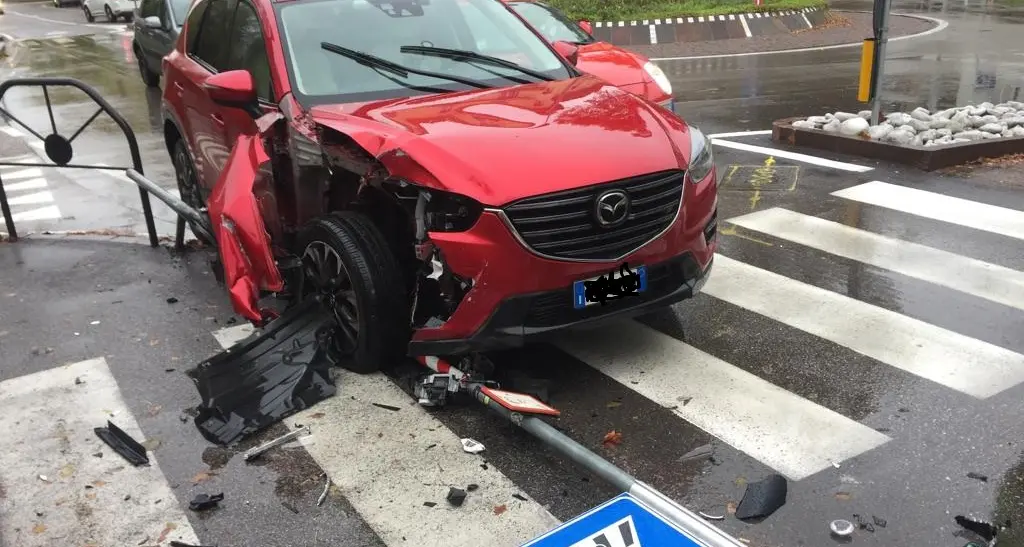 Perde il controllo dell’auto sulle strisce pedonali: nessun ferito, cartello ko