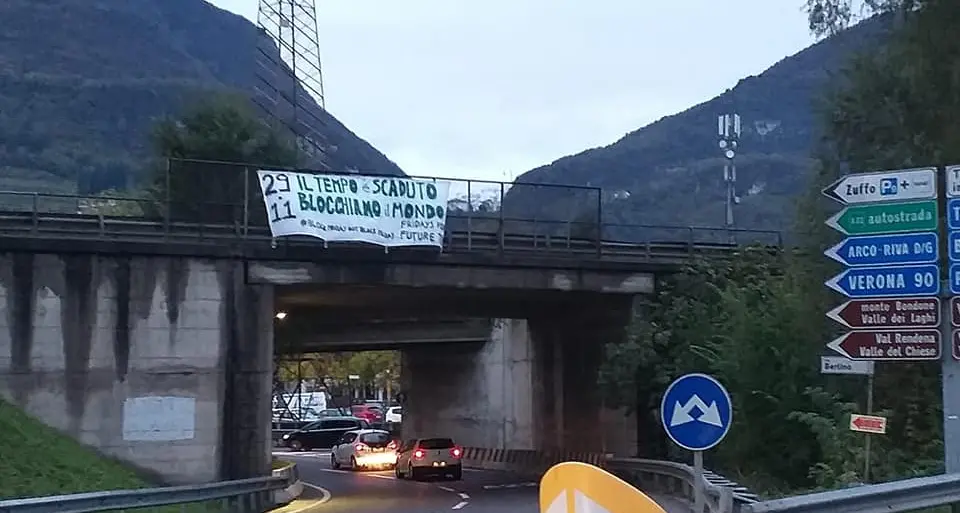 Nuovo sciopero per il clima: striscione di Fridays For Future «Il 29 blocchiamo la città»