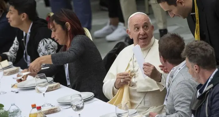 Il Papa a pranzo insieme ai poveri: «Riunione di amici»