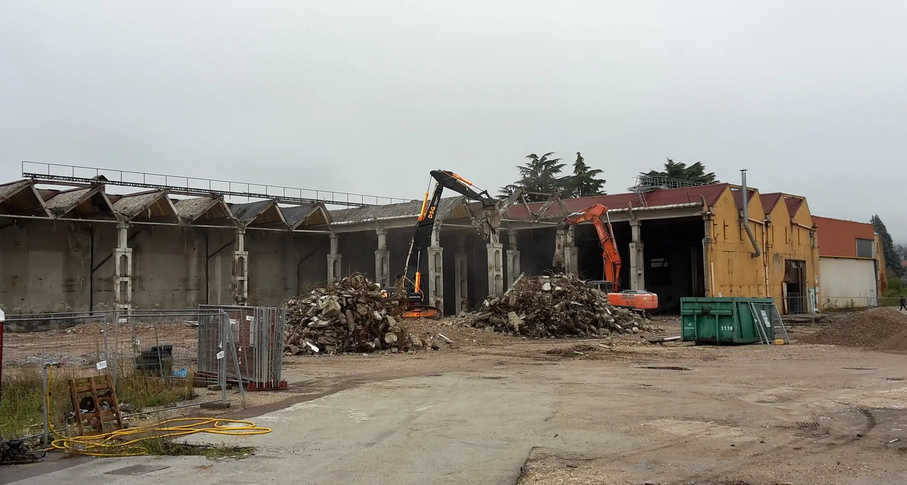 L'entrata della città cambia volto si abbatte l'ex Ariston questa notte ruspe in azione