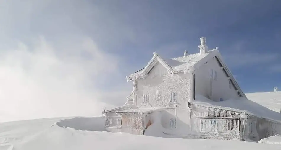La fiabesca foto del rifugio Damiano Chiesa all'Altissimo come un castello di ghiaccio