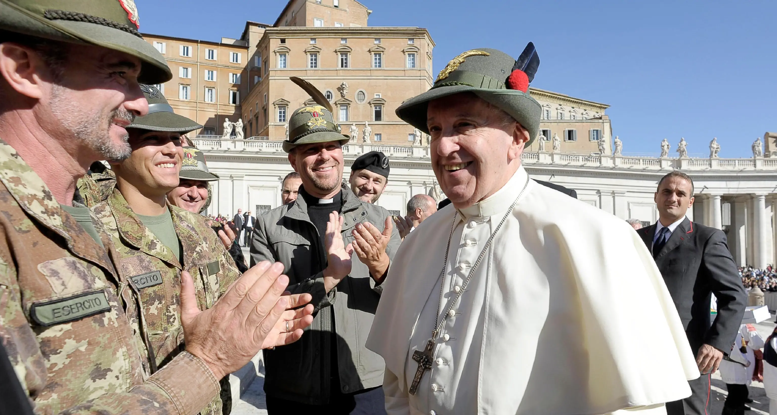 Gli alpini in udienza dal Papa che si mette il cappello (c'erano anche quelli di Trento)