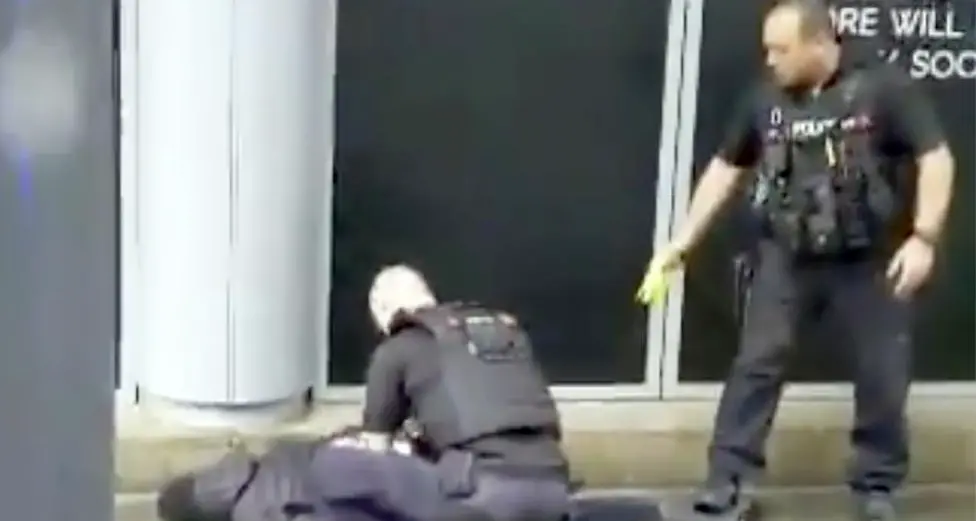 Manchester: terrorista fai-da-te accoltella i passanti alla cieca ferendo cinque persone