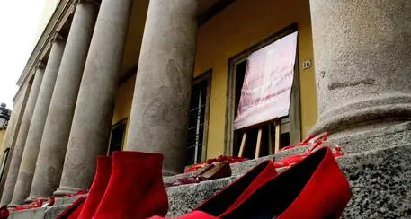 Il rapporto shock dell'Istat sulla violenza sulle donne: «Colpa del modo di vestire»