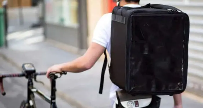 Milano, nasce la piattaforma \"equa\" per i rider delle consegne a dimicilio