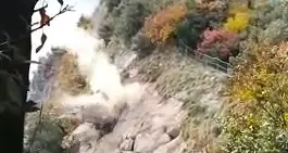 Linfano: alle 14.44 il masso pericolante va in frantumi Guarda lo spettacolare brillamento in parete - I VIDEO