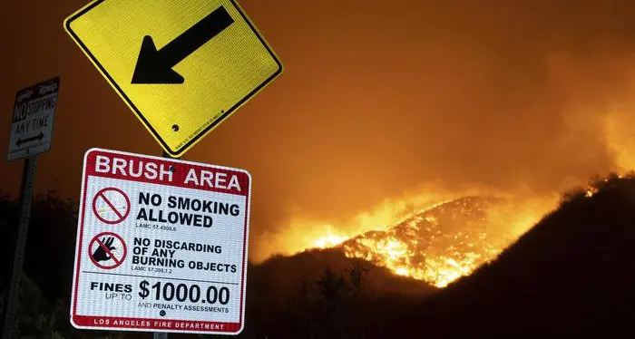 Furioso incendio a Los Angeles Evacuate 100mila persone