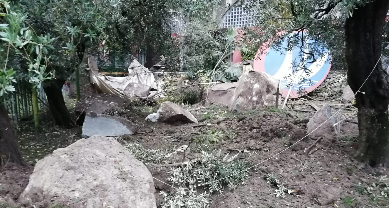 Dopo la frana dal Brione sulla Baia Azzurra strade in tilt per la chiusura della Riva-Torbole evacuata l'area \"arancione\" con divieto d'accesso