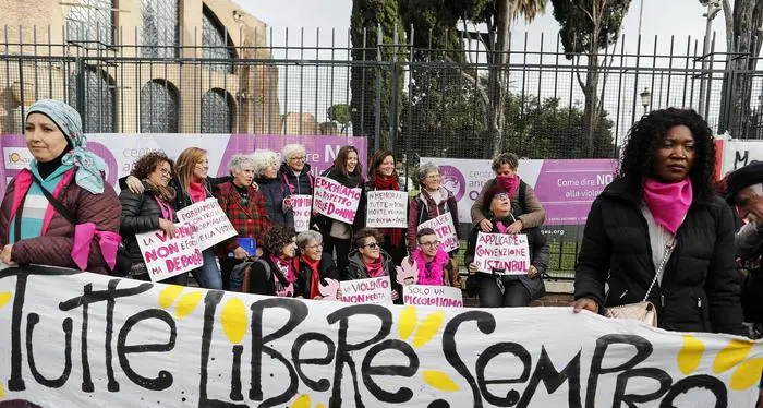 Ogni 72 ore una donna uccisa Mattarella: «Una violenza che è emergenza pubblica»
