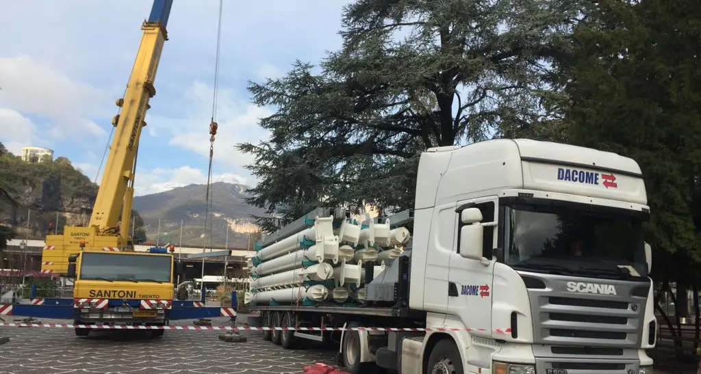 Piazza Dante: il montaggio della ruota panoramica ma a Bolzano è più grande