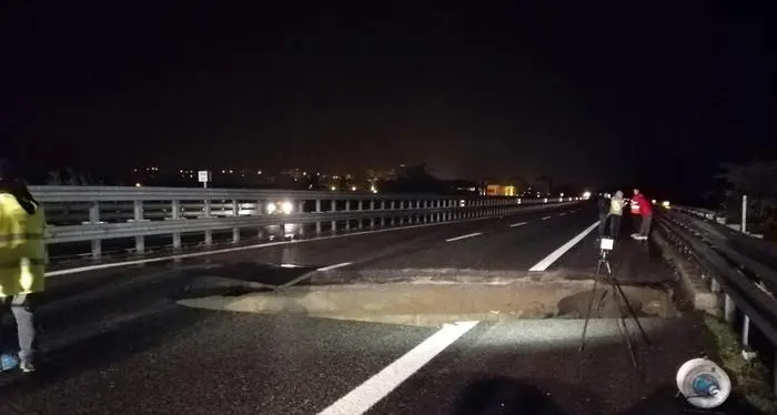 Una voragine sull'A21 ad Asti un'auto la evita per un soffio Donna morta nell'Alessandrino