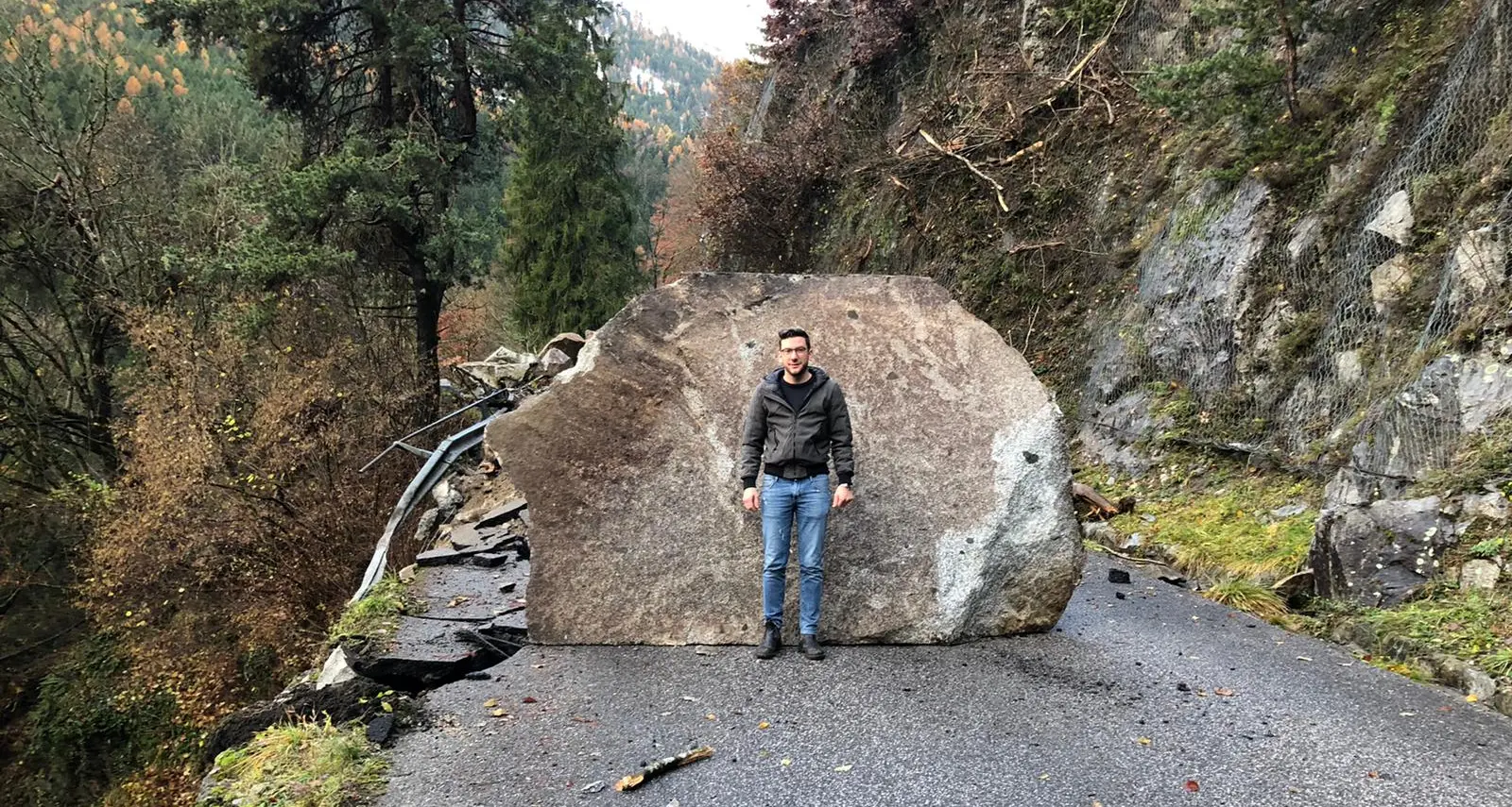 Frana con massi enormi in Val di Borzago Chiusa la strada per Spiazzo Rendena Parte della montagna è ancora instabile