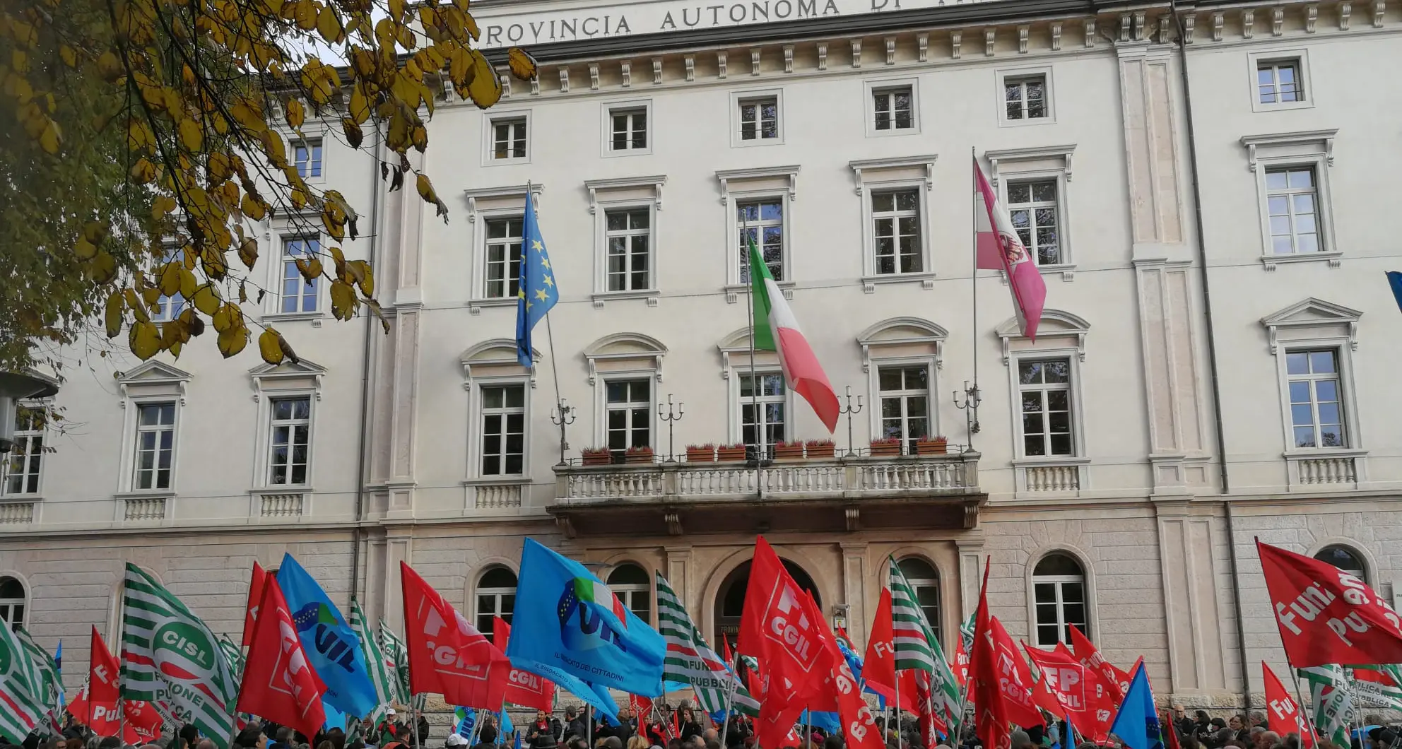 Il pubblico impiego in piazza protesta sotto la Provincia per il rinnovo del contratto