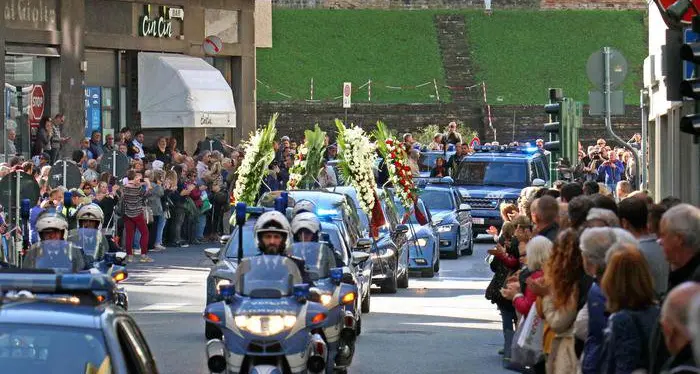 Trieste: migliaia per le vie a salutare i due poliziotti uccisi nella sparatoria