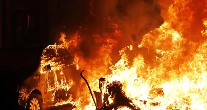 Barcellona: terza notte di violenti scontri e barricate in fiamme