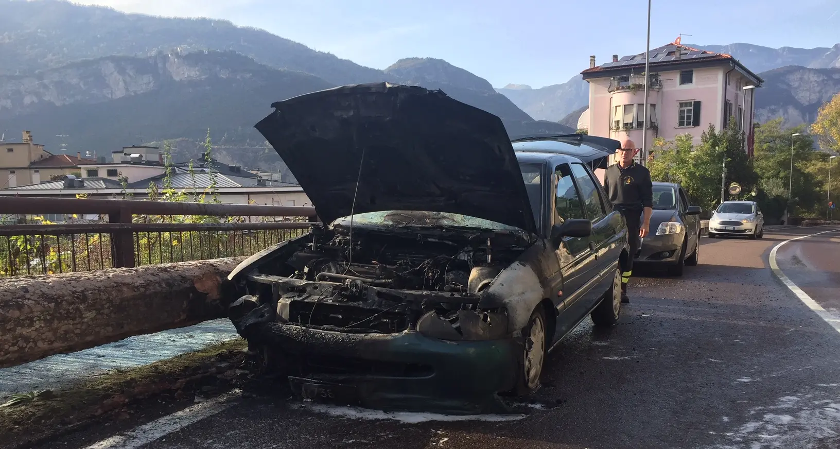 Auto prende fuoco in via Venezia: coppia di anziani si mette in salvo