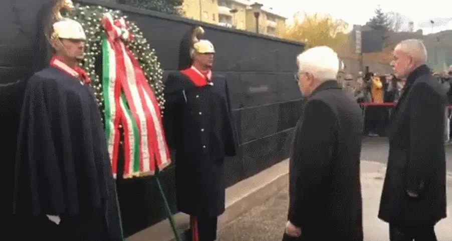 Mattarella e Van der Bellen al muro del lager di Bolzano «Alto Adige casa di tutti, nell'Europa»
