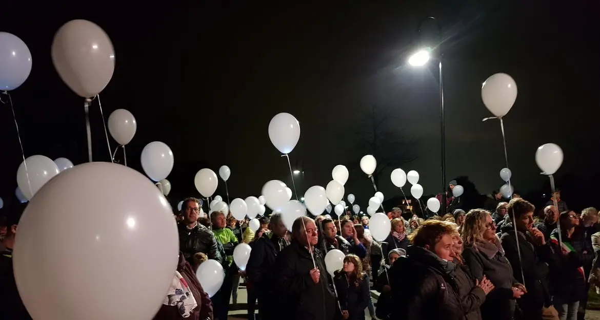 Vaia, un anno dopo la tempesta Dimaro: centinaia di palloncini bianchi e una folla unita per non dimenticare