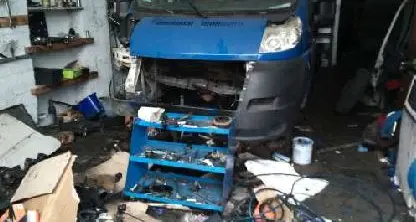 Troppe auto che vanno e vengono: a Varda interviene la Stradale e scopre officina abusiva