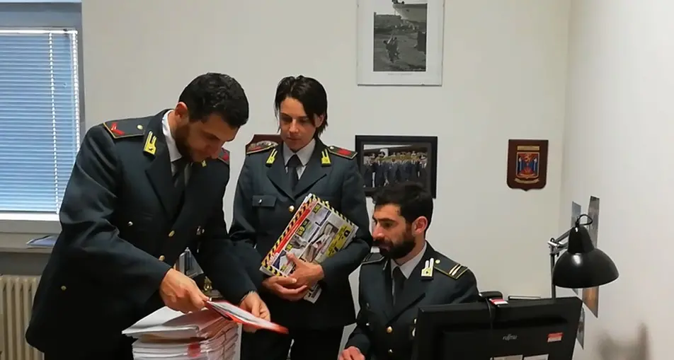 Consegna di merci porta a porta con lavoratori in nero e irregolari