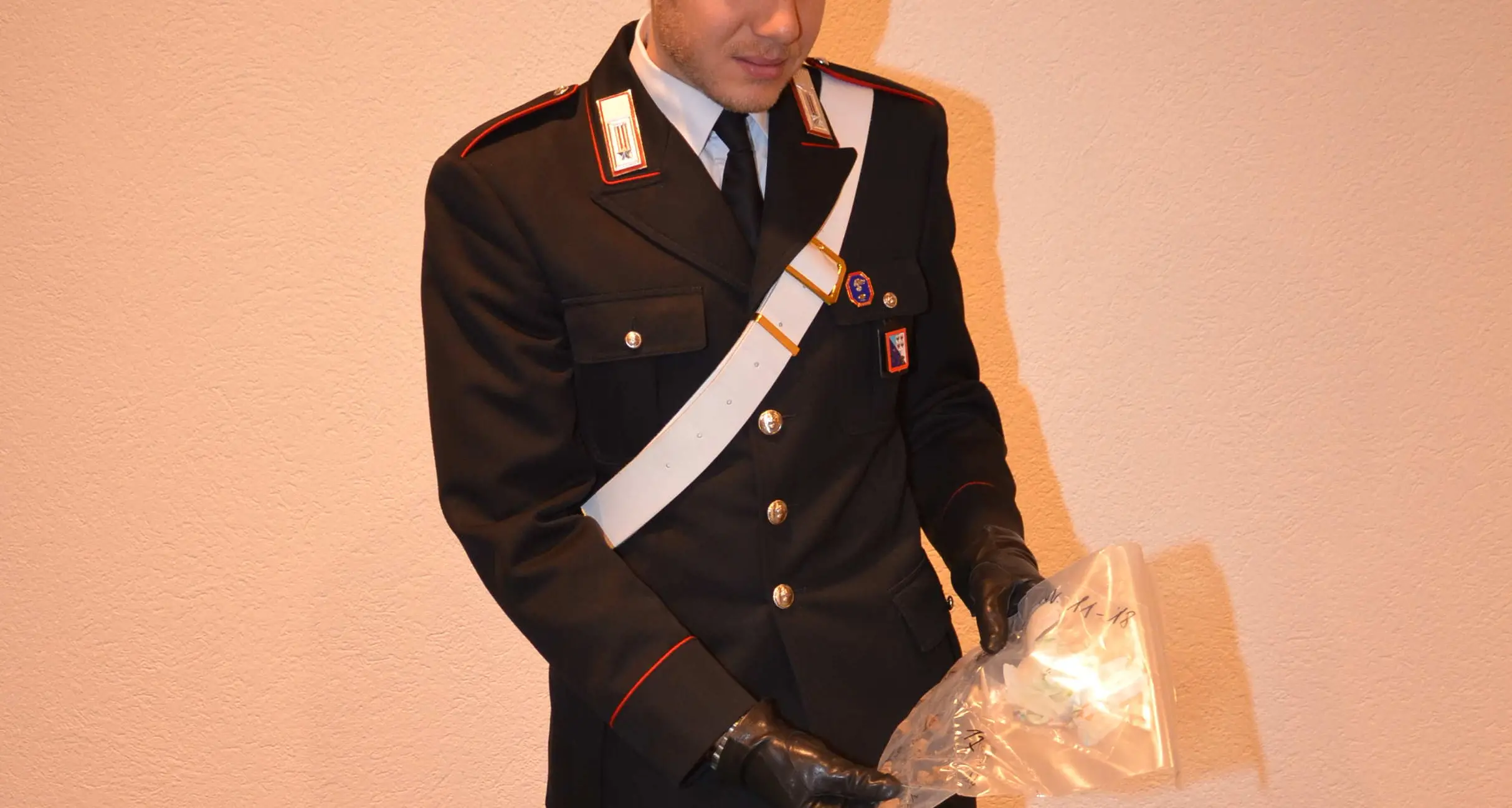 I Carabinieri scoprono in via Filzi il «deposito» della droga: in cantina mezzo chilo di eroina e hashish