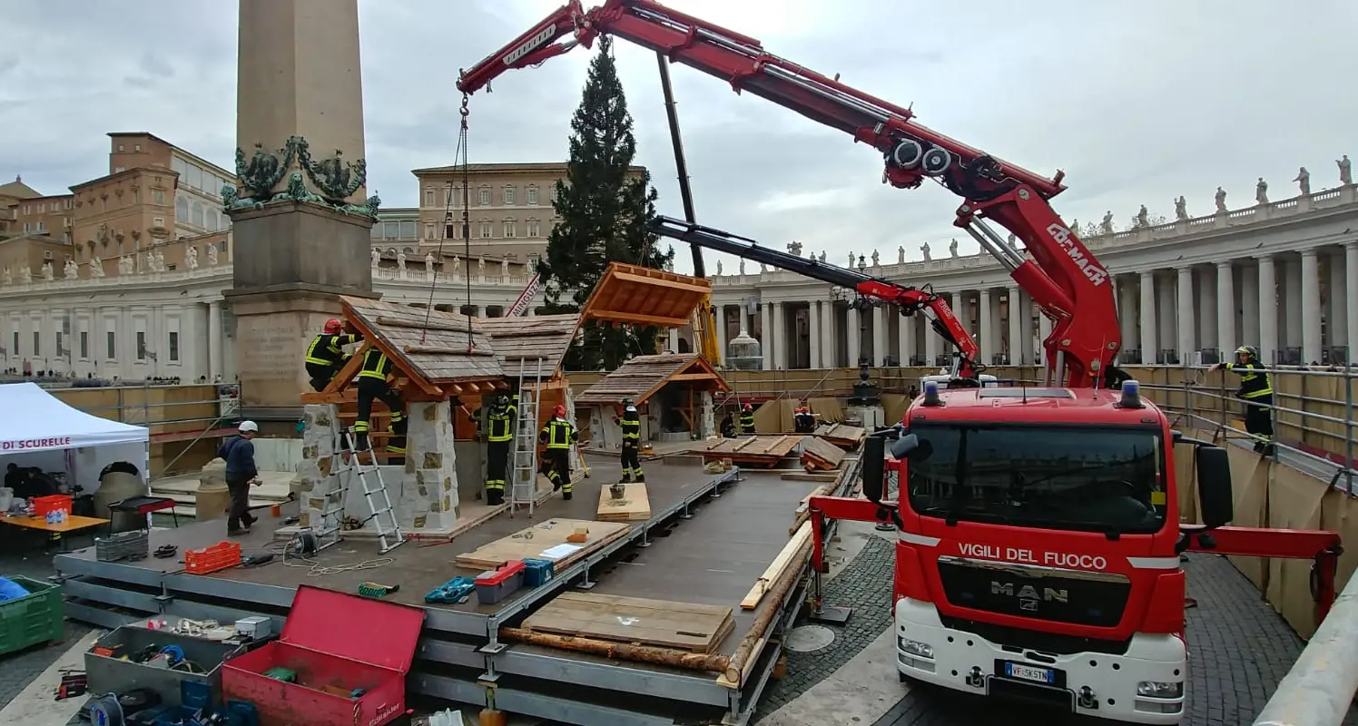 I pompieri di Scurelle a Roma per montare il grande presepio per il Papa in piazza San Pietro