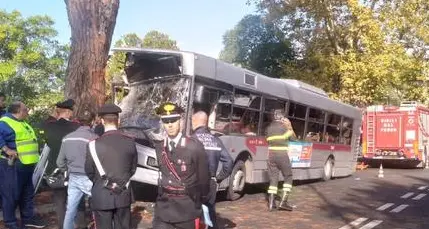 Autobus contro un albero Una dozzina di feriti a Roma