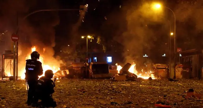 Barcellona paralizzata: oltre mezzo milione in piazza e ancora scontri