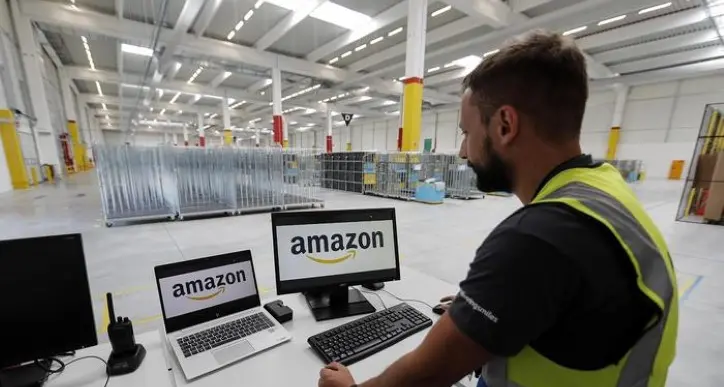 Amazon nel mirino di FFF «Non siamo inquinatori, molte azioni positive per il clima»