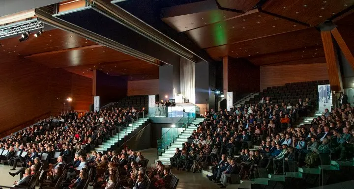 Confcommercio fa festa con la sua «squadra» in un Palarotari gremito