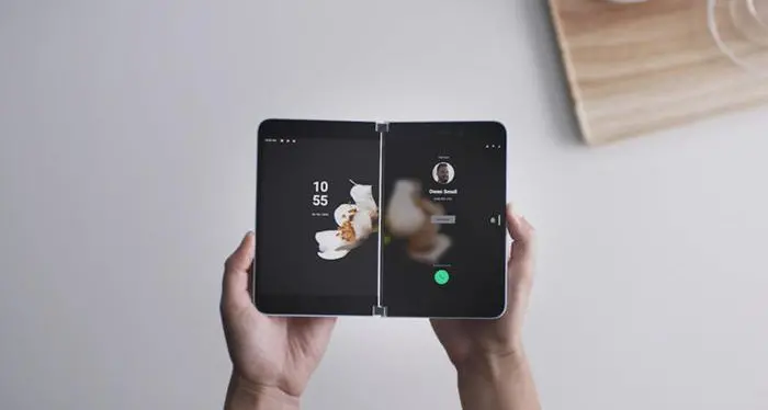Microsoft lancia il suo smartphone pieghevole a libro