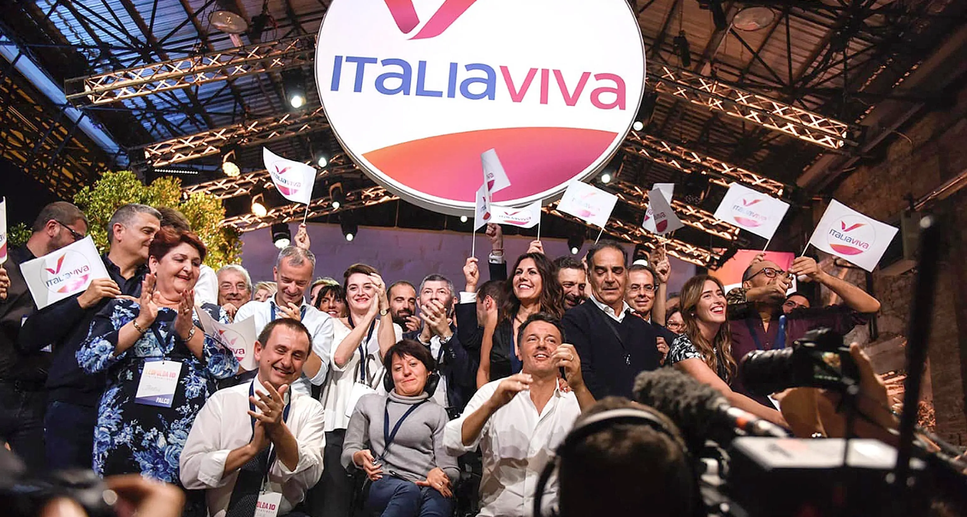Renzi alla Leopolda lancia il suo «Italia Viva» con la Boschi ed è scontro con Conte