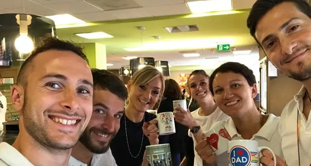 I colleghi dell'Azienda sanitaria in mensa portandosi le tazze per evitare l'uso della plastica