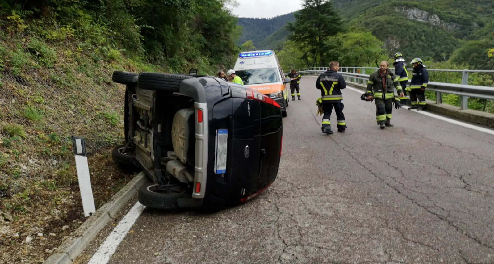 Auto ruote all'aria a Dietrobeseno: conducente illeso