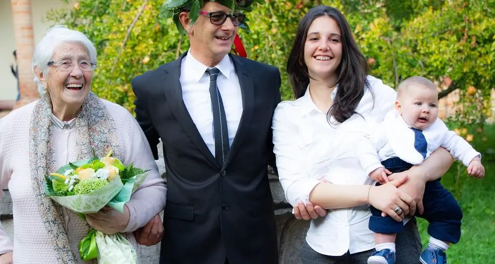 Il «giovane nonno» si laurea alla cerimonia partecipano ben quattro generazioni