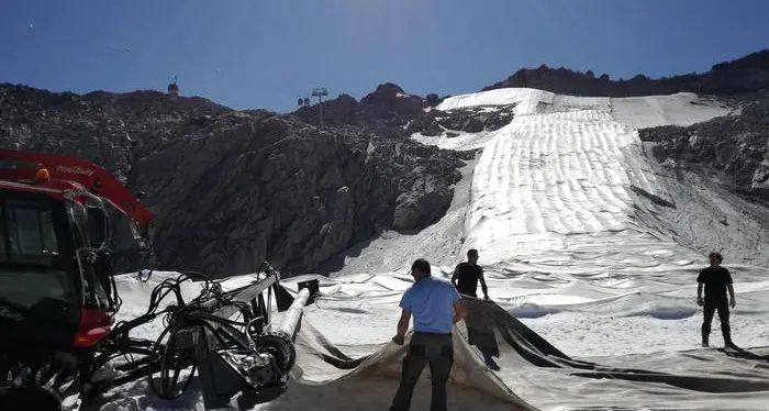 Il ghiacciaio del Presena si toglie i teloni sperando nelle nevicate