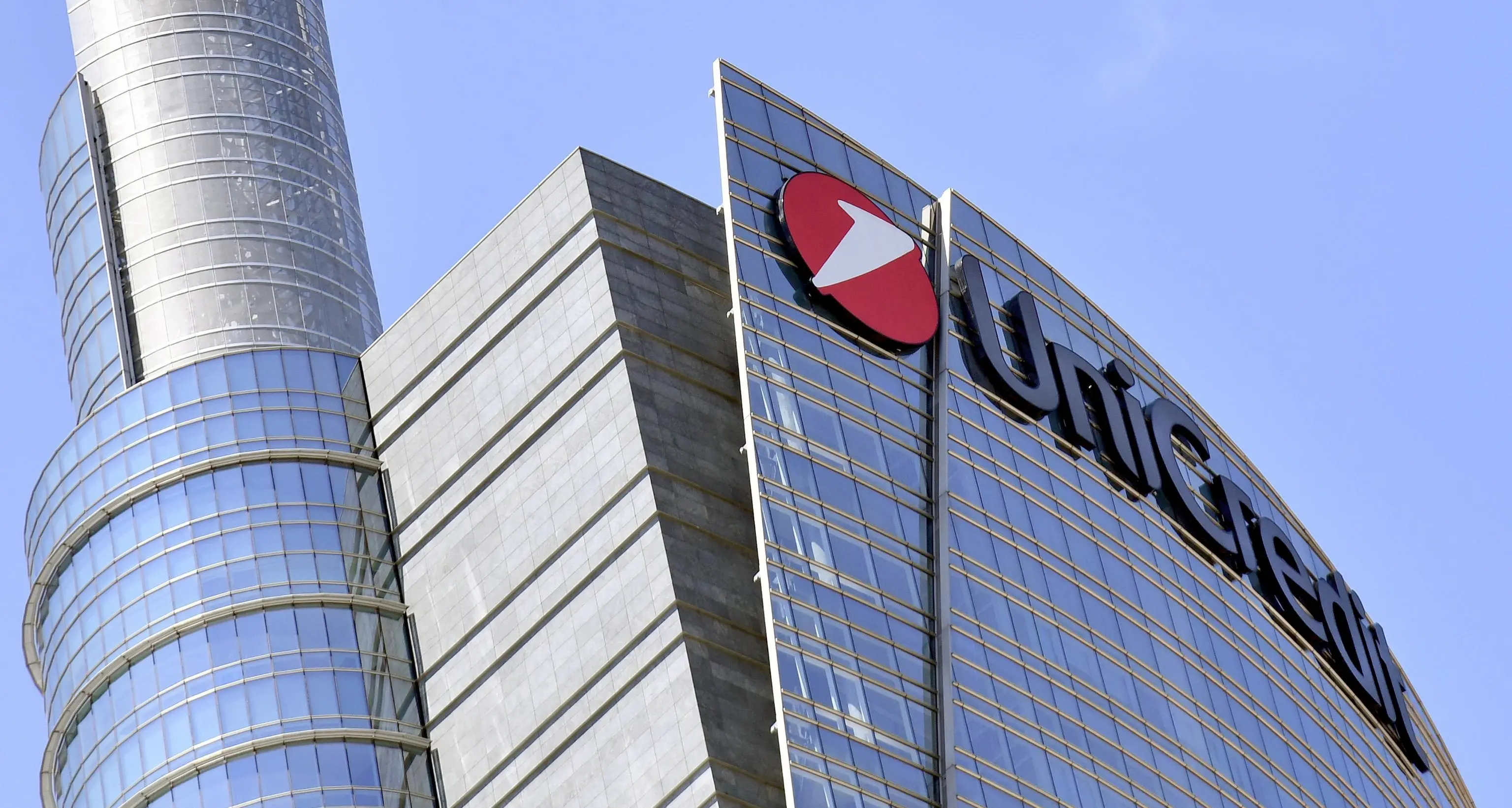 Unicredit taglia 8 mila dipendenti e 500 filiali nel mondo (soprattutto in Italia ed Europa)