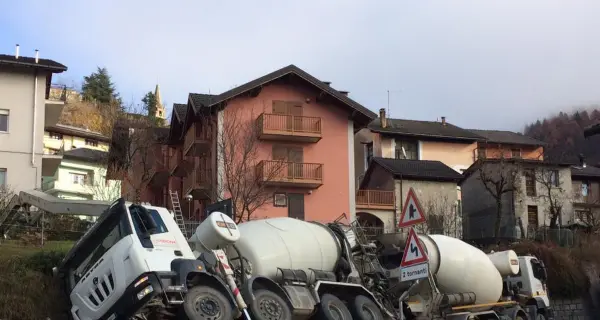Autobotte “si appoggia” al muro Librata dai vigili del fuoco