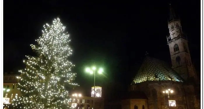 Bolzano, inaugurato in Piazza Walther il mercatino di Natale
