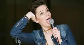 La stand up comedy senza filtri di Velia Lalli giovedì 28 alla Bookique