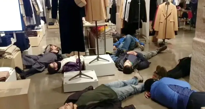 _«Block Friday», i giovani sfilano in città Marcia e sit-in in difesa del clima Con il blocco, rischio ingorghi e code