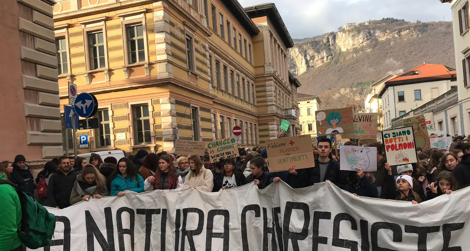 \"Block Friday\", la manifestazione partito da poco il corteo a Trento mentre la rotatoria è ancora libera