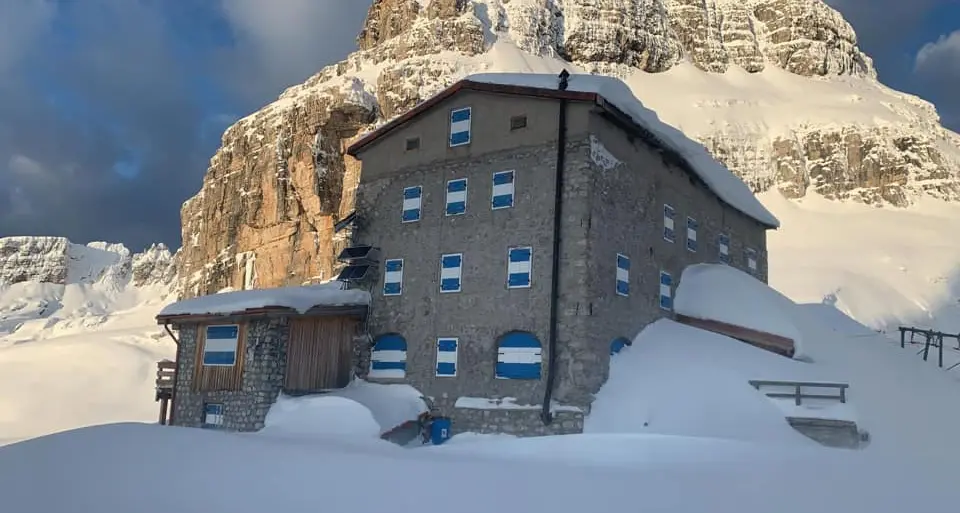 La dura vita del rifugista, Nicolini racconta «Tanti sacrifici. Ma abbiamo tolto il wi-fi e la gente ha ricominciato a cantare