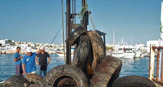 Diecimila copertoni fuori uso recuperati in mare e a terra