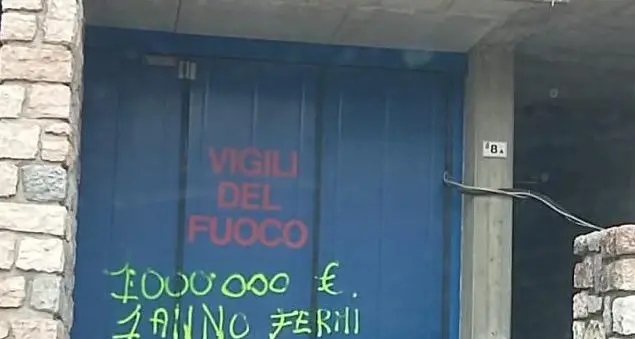 Molveno: scritte nella notte sulla caserma dei pompieri per i ritardi nella ristrutturazione