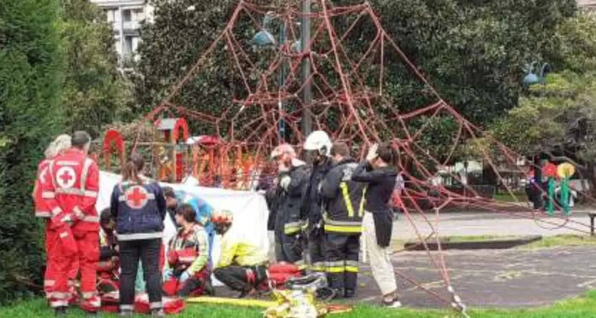 Bambino di 4 anni cade dalla piramide del parco giochi