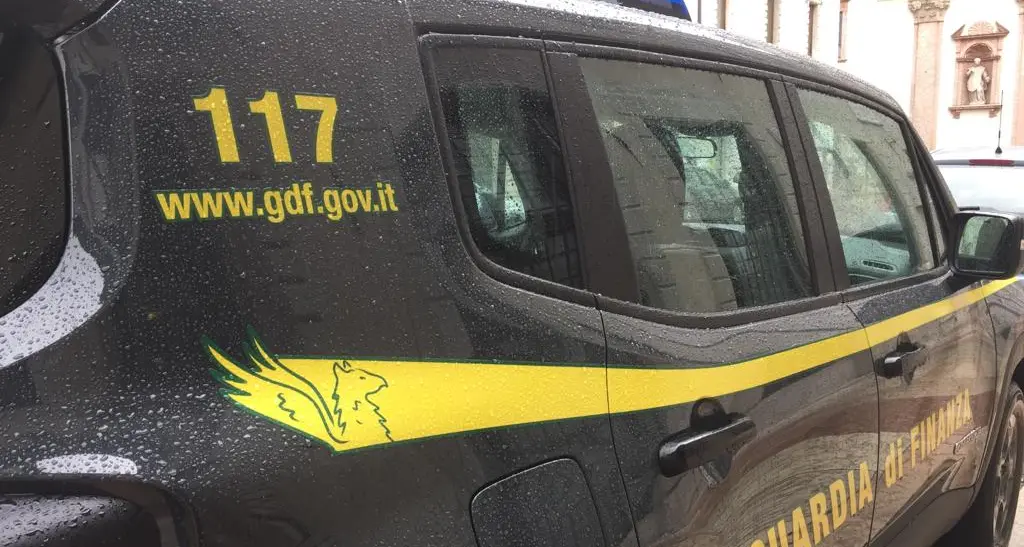 Serra di \"erba\" e un chilo di droga nella casa Itea: arrestato un trentino, con reddito di cittadinanza